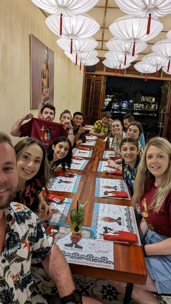 Groupe de personnes assises à une table de restaurant.