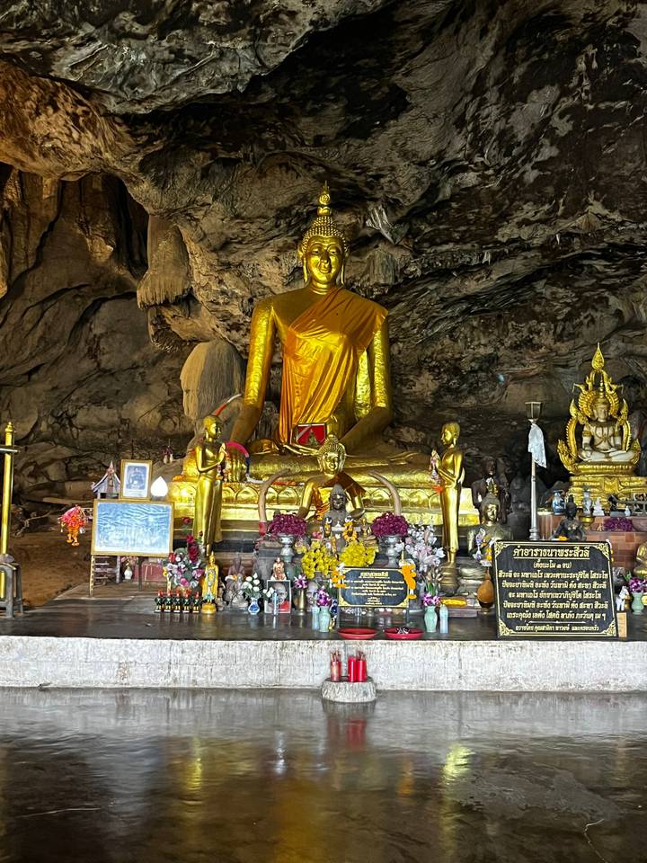 Statue dorée de Bouddha à l'intérieur d'une grotte.