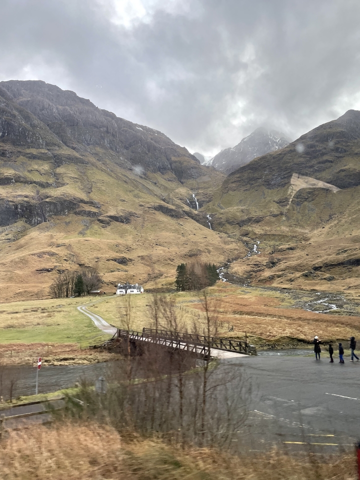 Maison avec un ruisseau et des montagnes à Glencoe.
