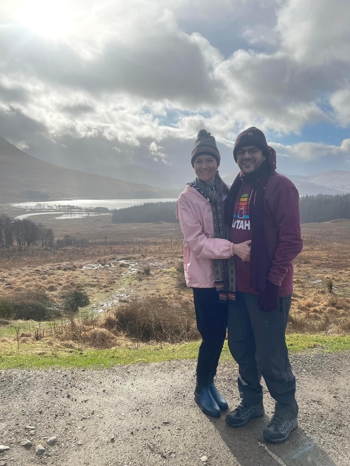 Couple posant avec un paysage pittoresque.