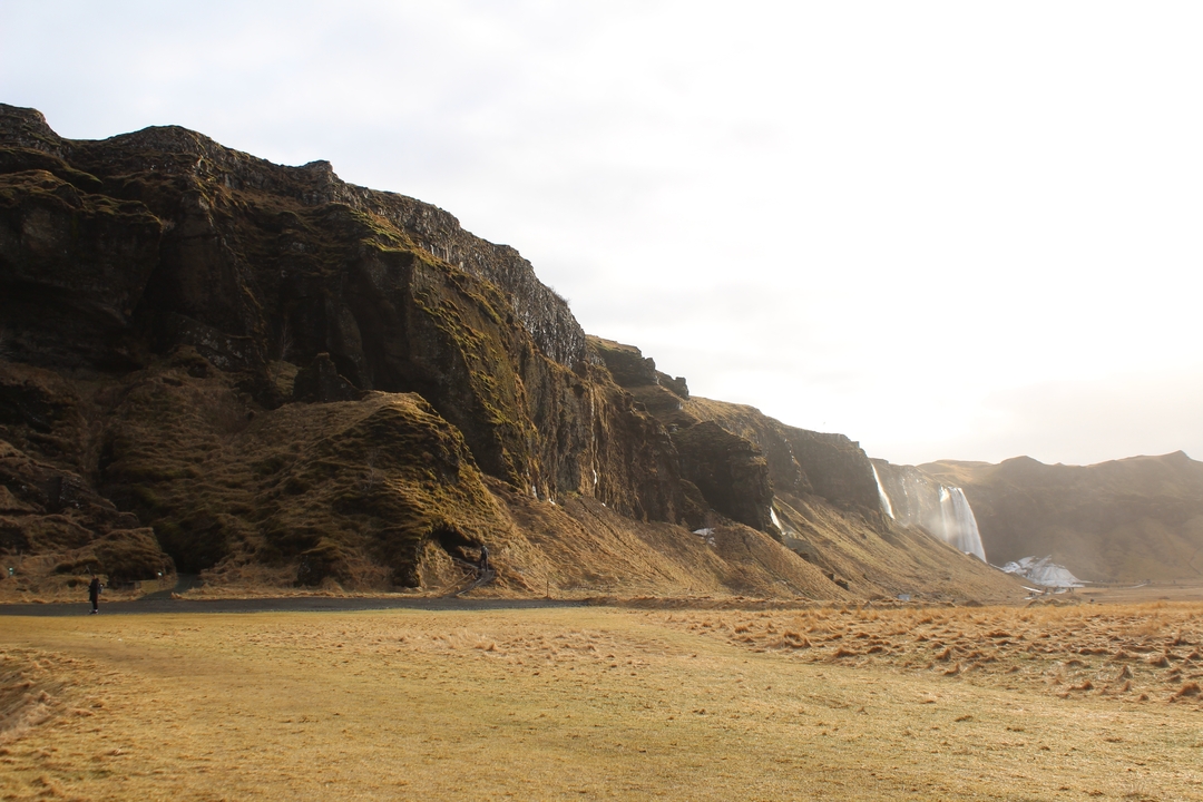 Cascade qui dévale une falaise escarpée dans une zone rurale