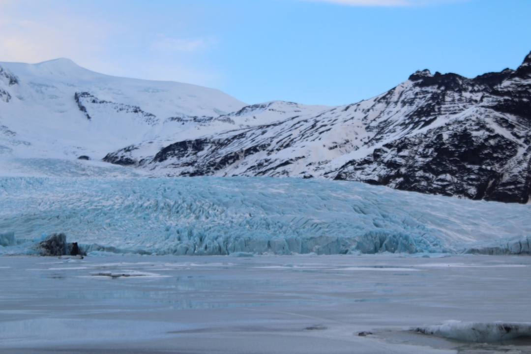 Montagnes enneigées avec glaciers sous un ciel bleu dégagé