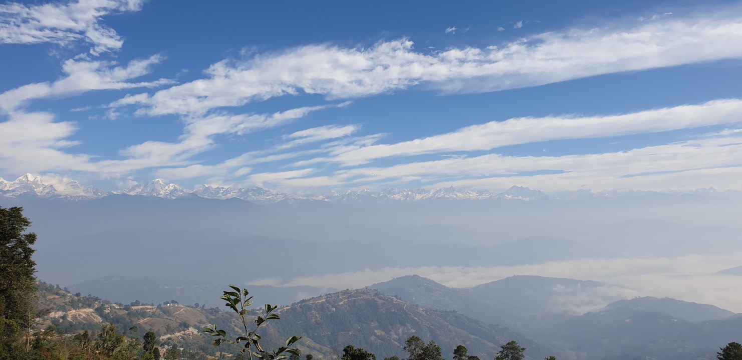 Vaste chaîne de montagnes sous un ciel bleu.