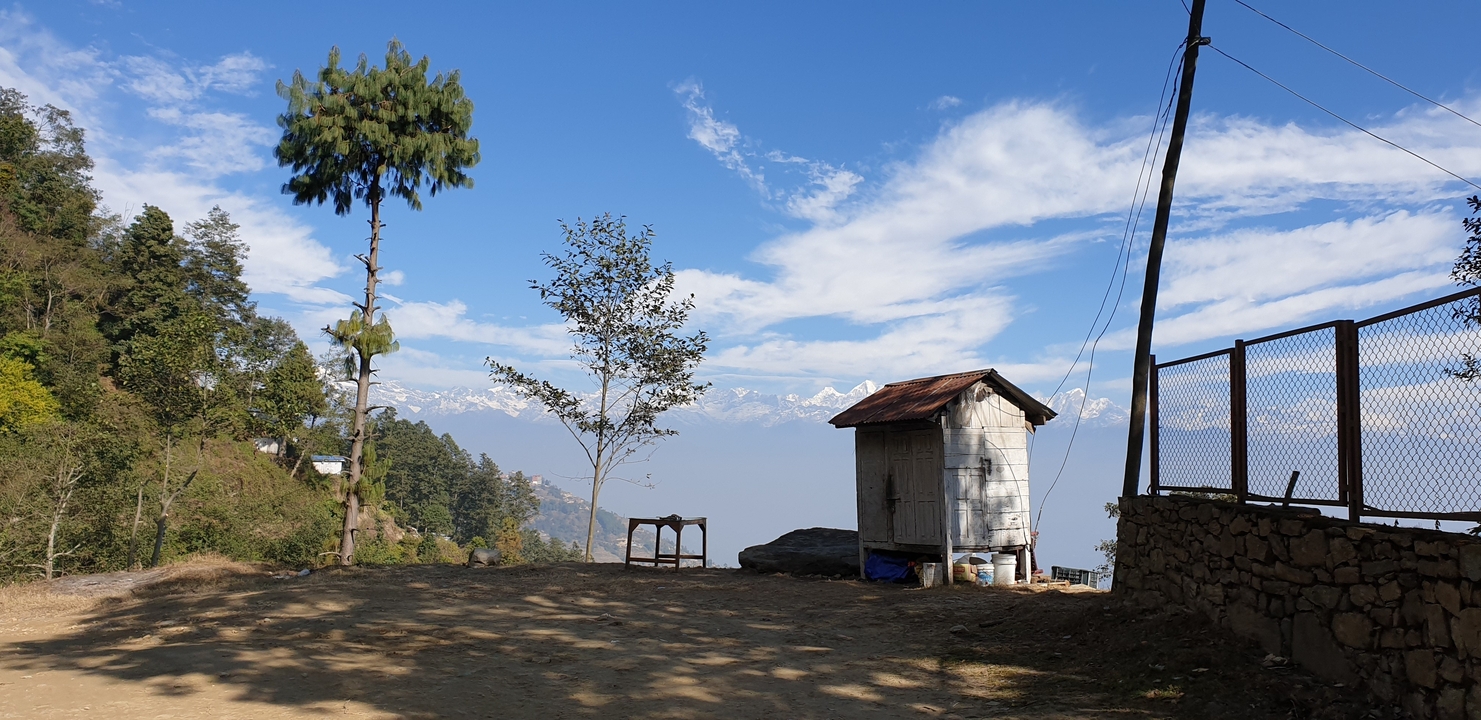 Coteau avec petite structure et arbres.