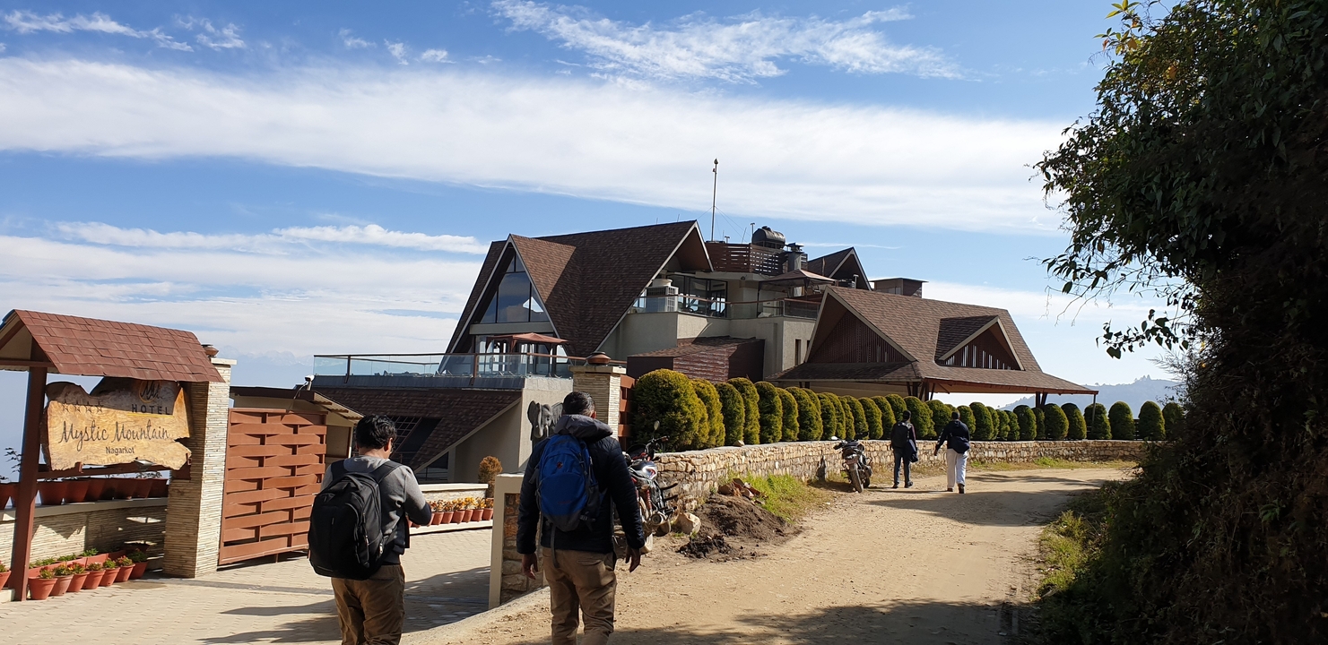 Des voyageurs s'approchant d'un refuge dans une région montagneuse.