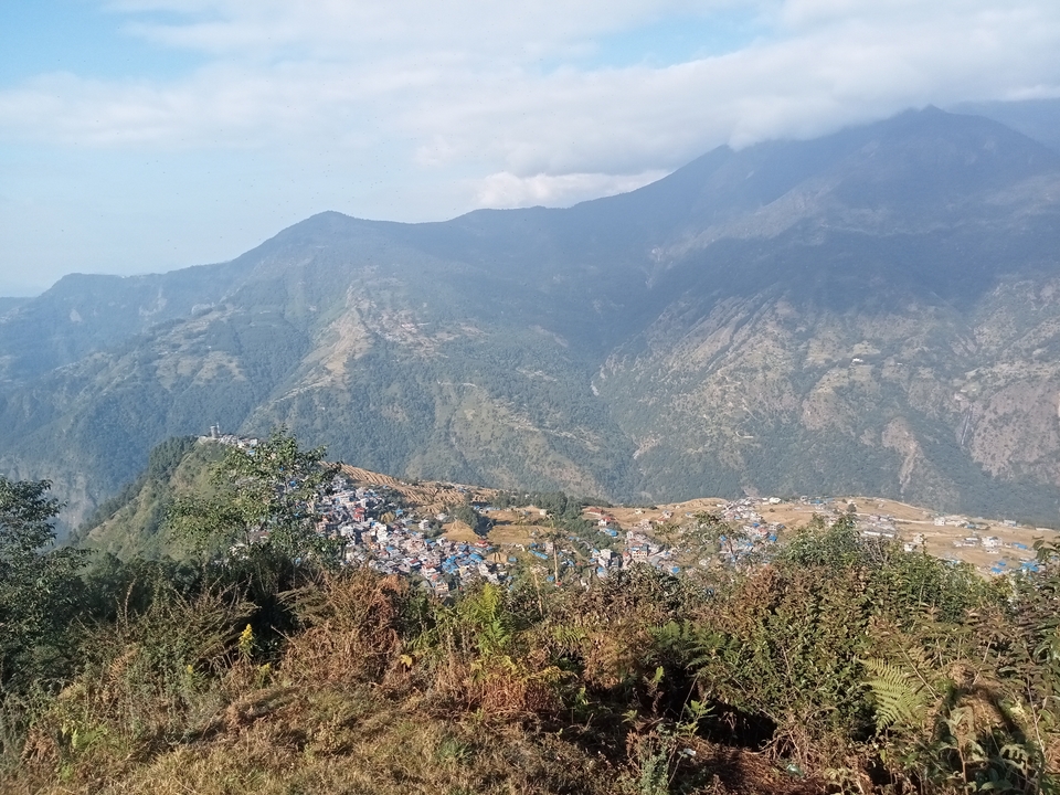Région montagneuse avec un petit établissement.