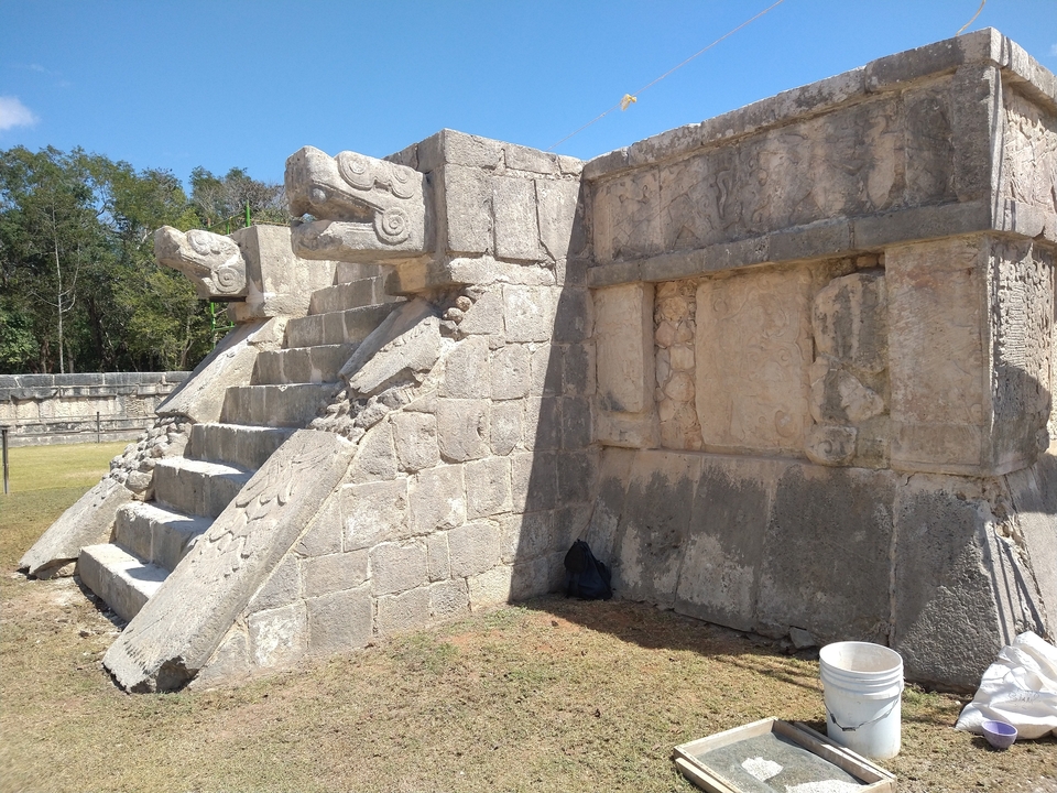 Site historique avec des sculptures sur pierre détaillées.