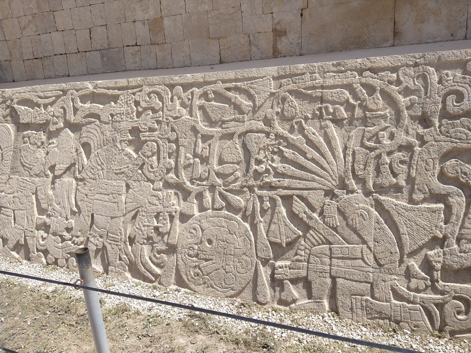 Sculptures complexes sur un mur de pierre.
