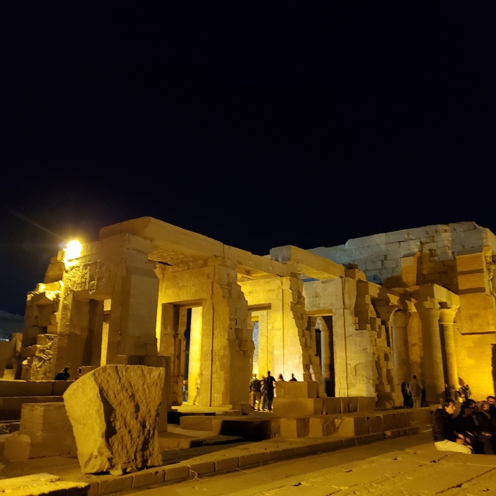 Ruines antiques illuminées pendant la nuit.