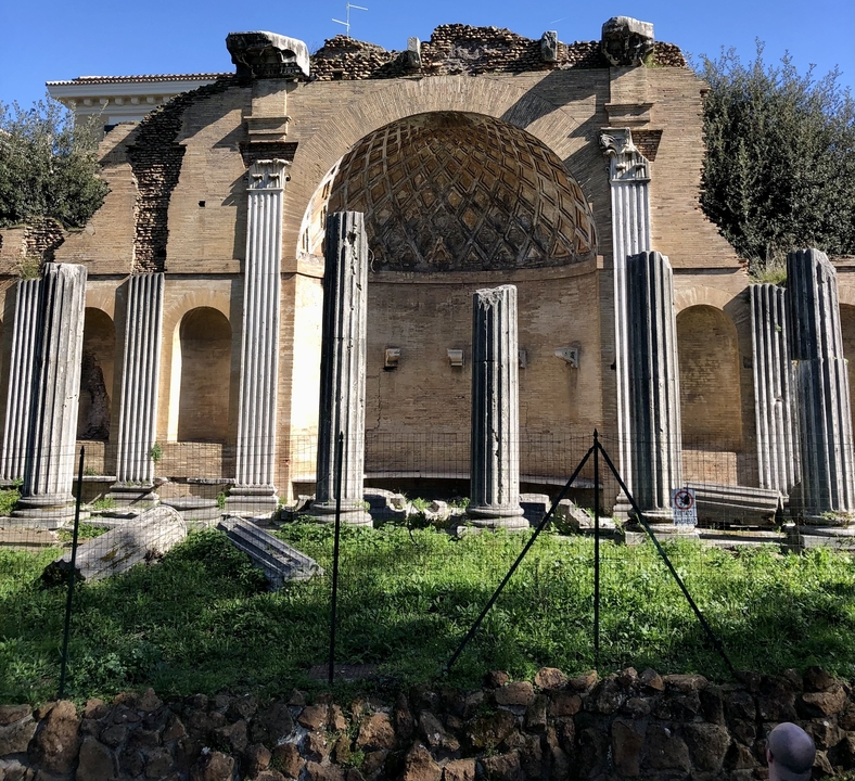 Bâtiment antique en ruines avec des colonnes debout.
