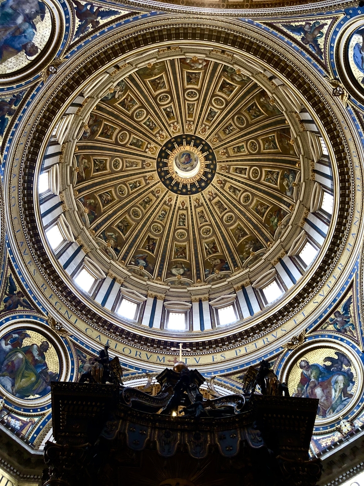 Plafond à dôme orné avec des œuvres d'art et décorations détaillées.