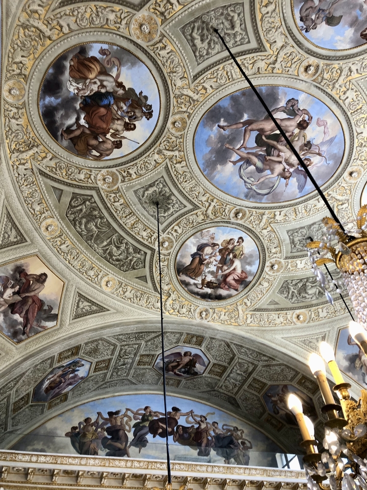 Plafond décoratif avec fresques dans un style classique.