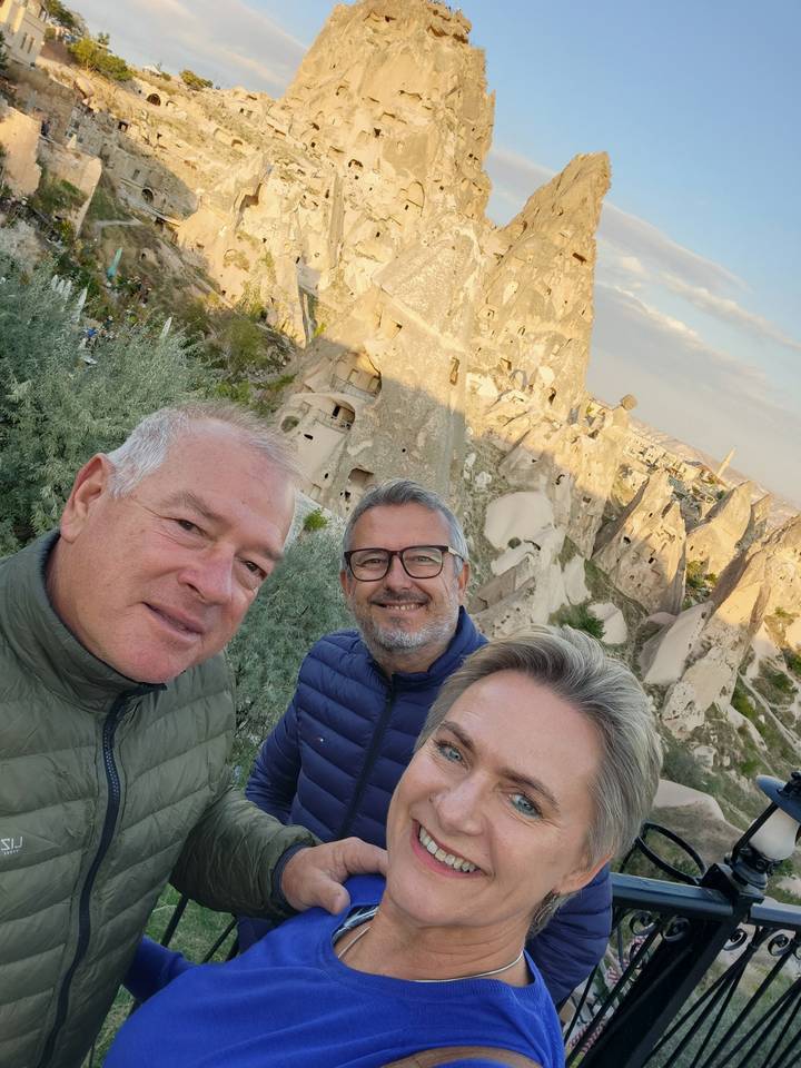 Des gens qui posent avec des formations rocheuses uniques.