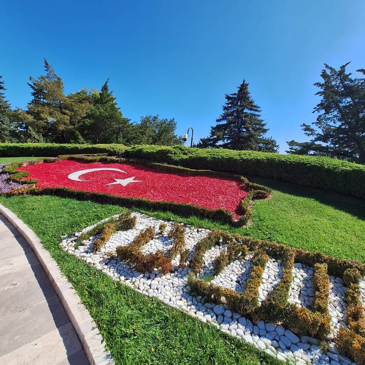 Composition florale du drapeau turc.