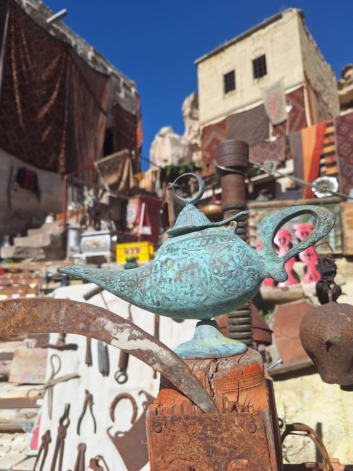 Une théière ornementale dans un marché de rue.