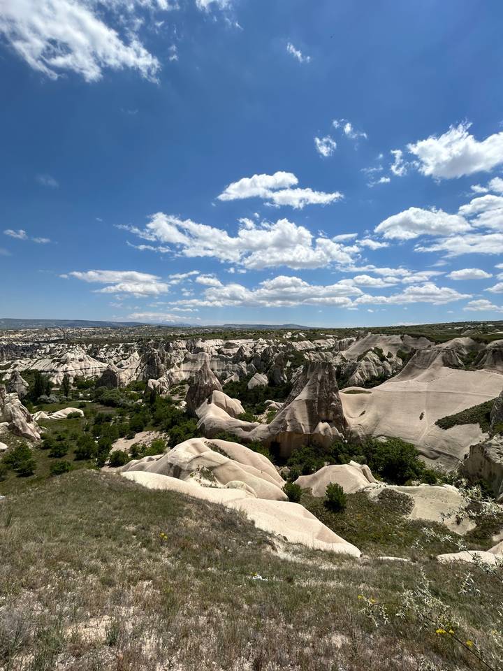 Un paysage rocheux sous un ciel bleu.