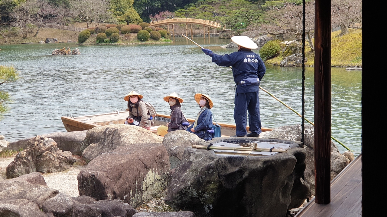 Bateau avec des touristes naviguant à la pagaie sur un lac serein.