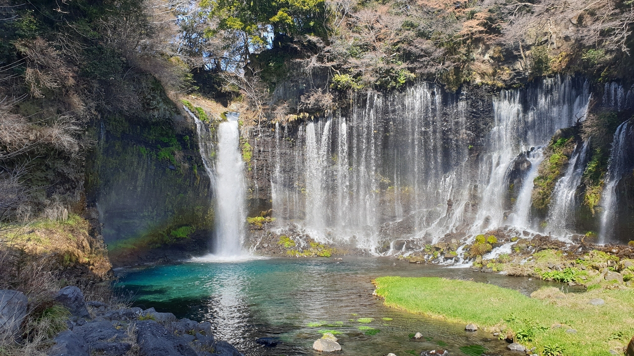 Belle cascade entourée de verdure.