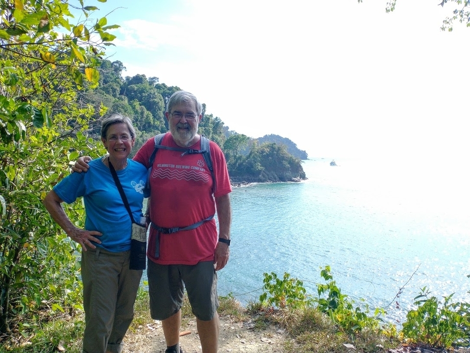 Couple posant avec une vue côtière pittoresque.