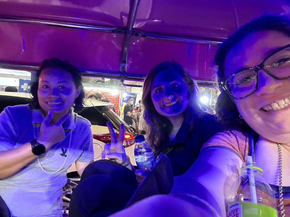 Groupe de personnes avec une ambiance de lumière bleue.