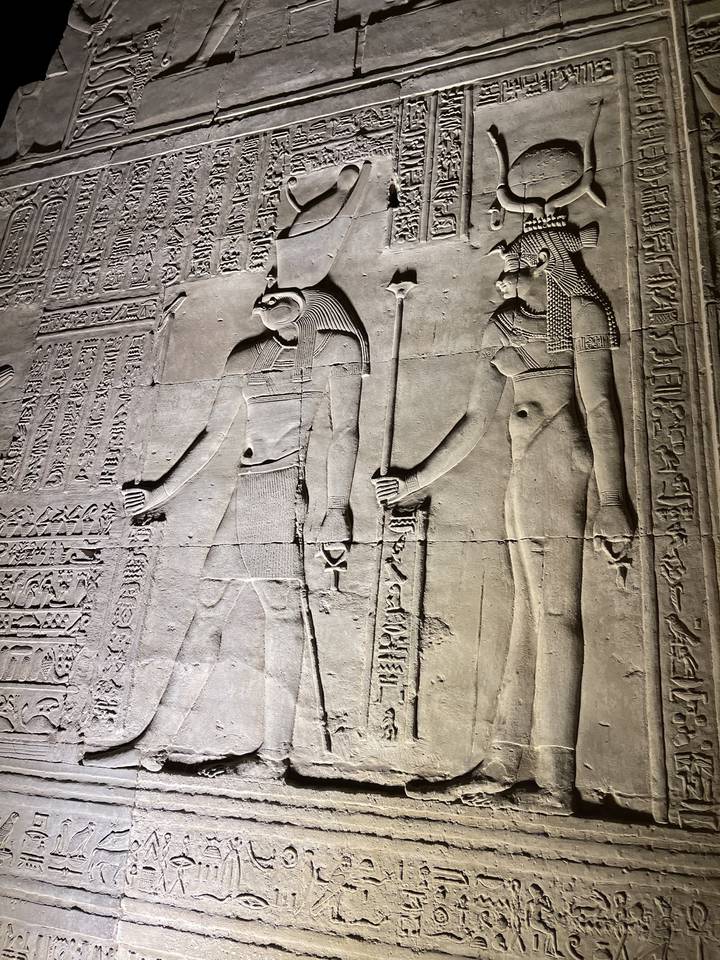 Vue détaillée de sculptures et hiéroglyphes de l'Égypte ancienne.