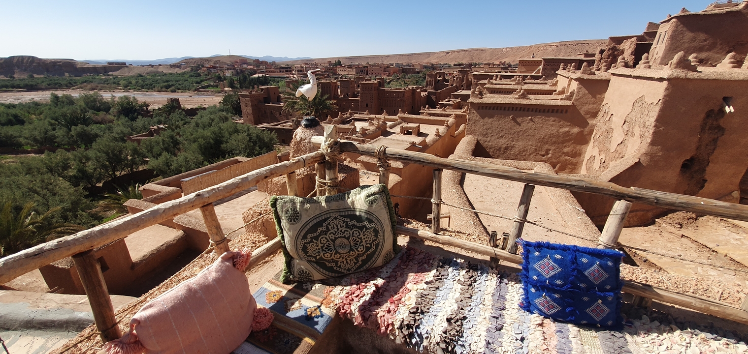 Vue panoramique depuis une terrasse à la décoration traditionnelle sur une vallée.