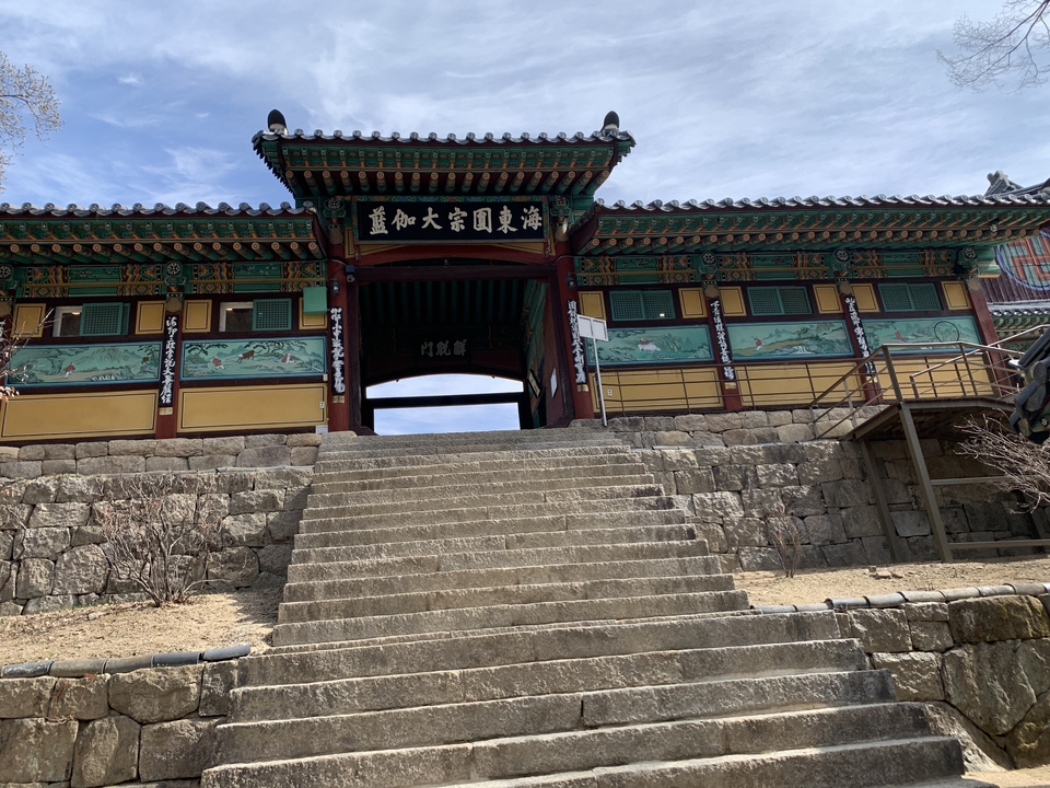 Entrée d'un temple coréen traditionnel avec des décorations ornementées.