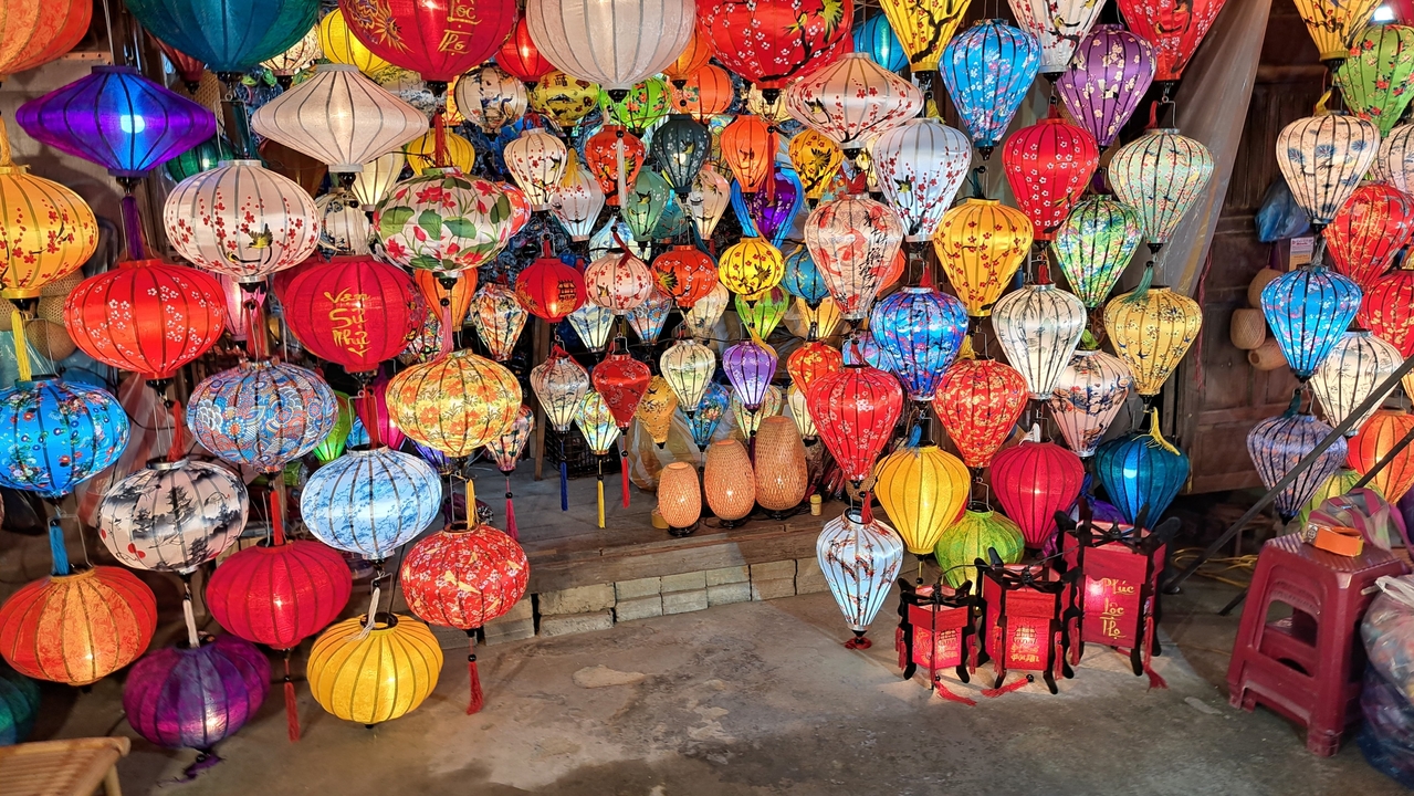 Un étalage de lanternes vibrantes et colorées dans un marché.