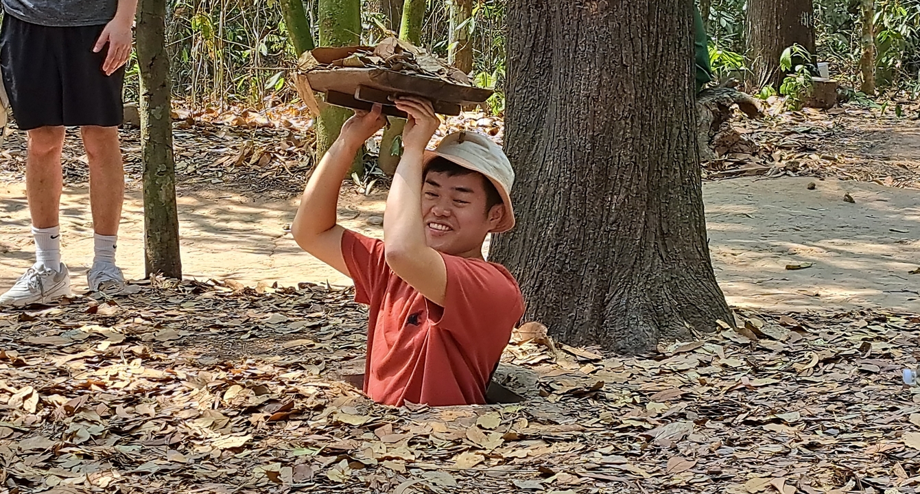 Personne sortant d'un tunnel dans une zone forestière.