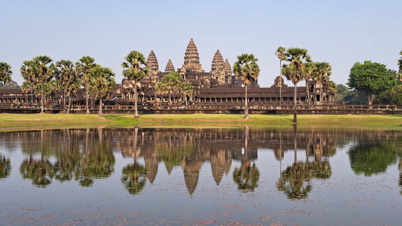 Temple ancien reflété dans un étang de lotus tranquille.