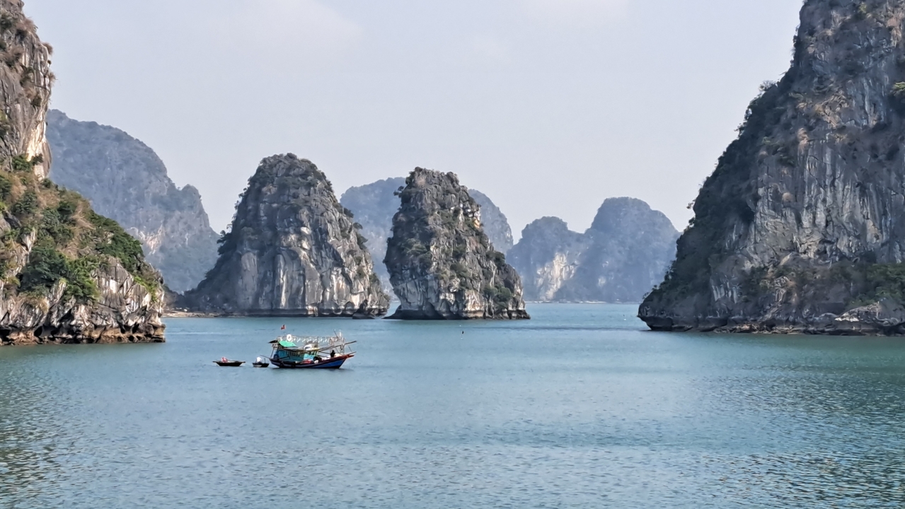 Une vue pittoresque de formations karstiques calcaires sur l'eau.