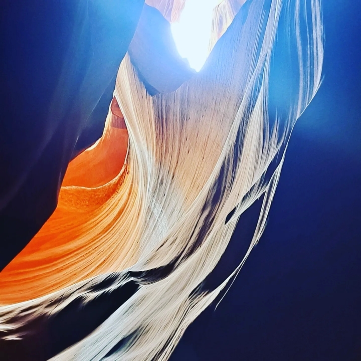 Formations de canyon colorées avec de la lumière qui filtre à travers.