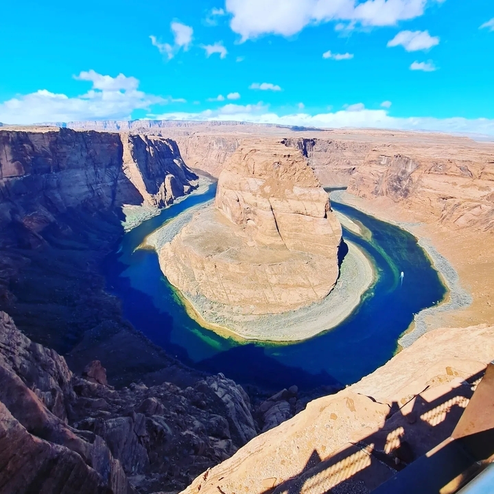 Horseshoe Bend avec une vue panoramique sur la rivière et les falaises.