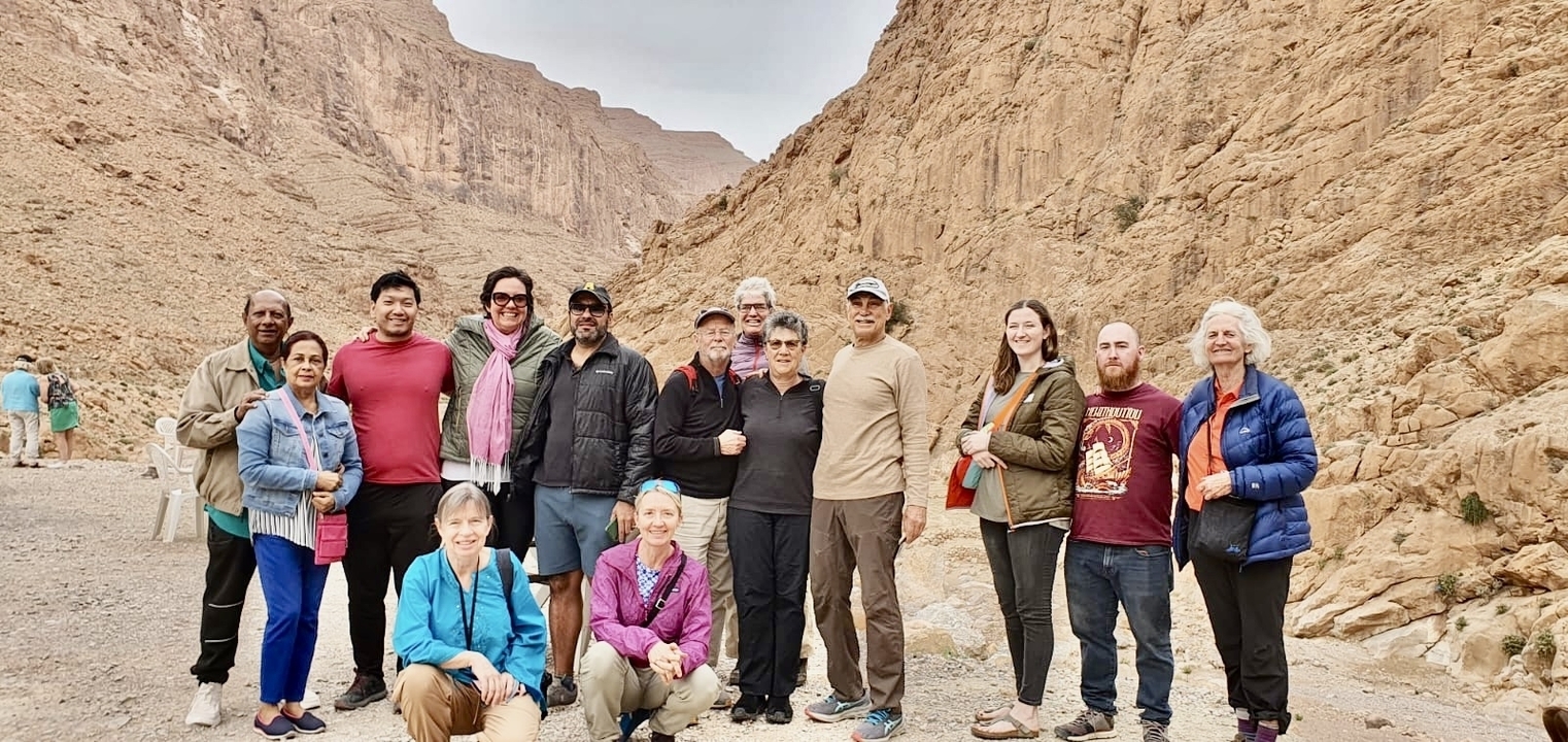 Groupe de touristes posant dans une gorge rocheuse.