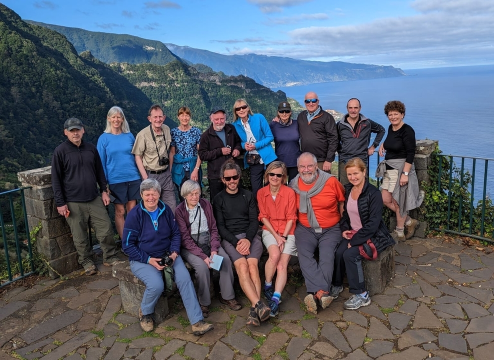Groupe de personnes posant avec une vue panoramique sur l'océan.