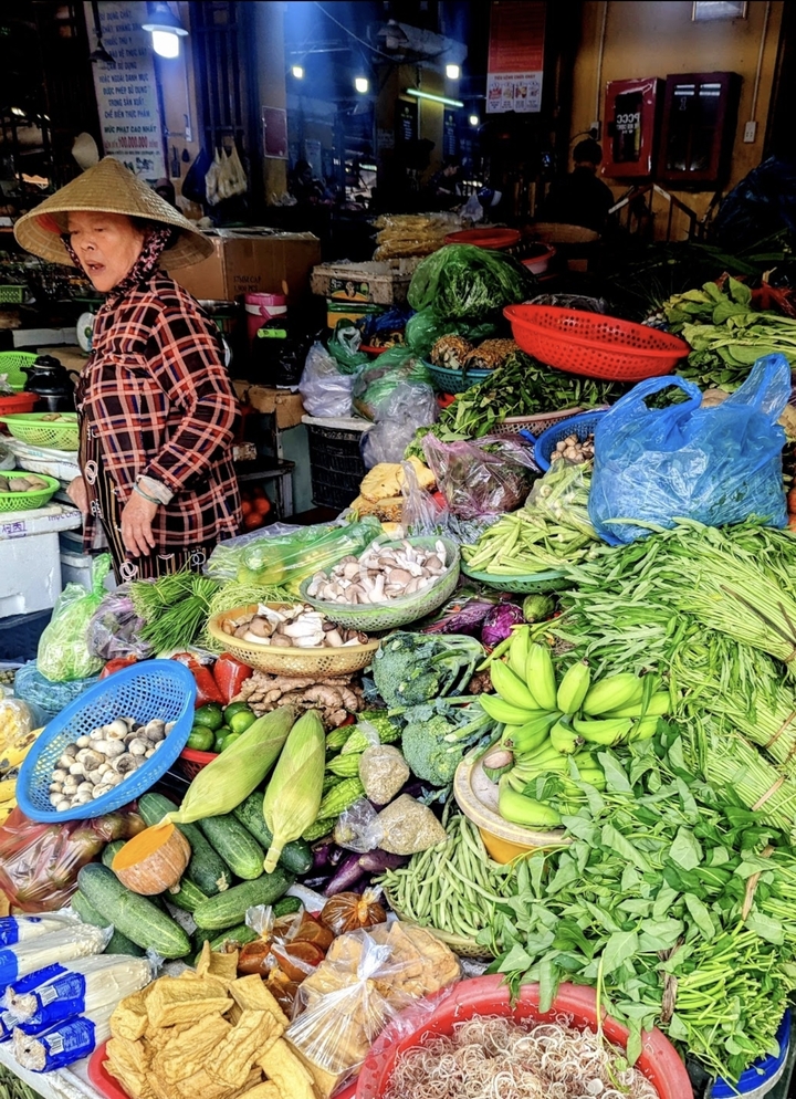Étal de marché coloré avec une variété de légumes frais.