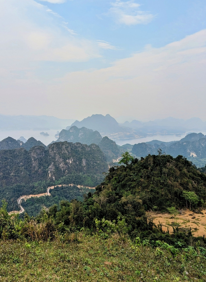 Paysage montagneux avec des lacs et des collines ondulantes.