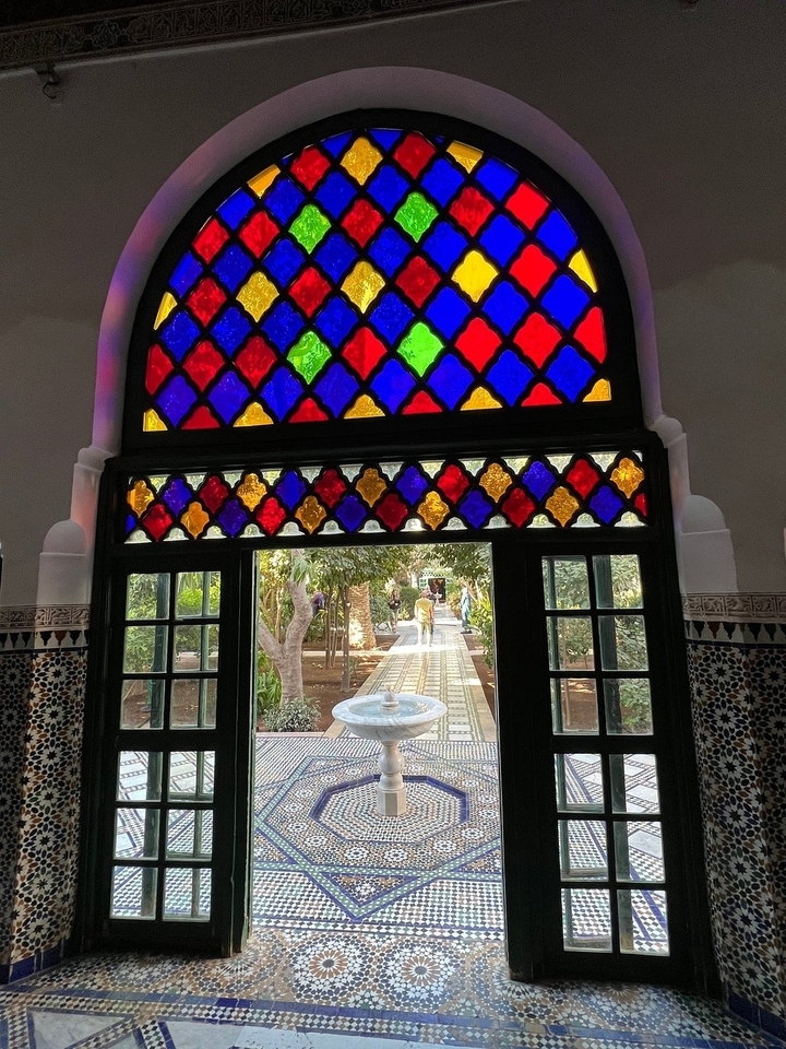 Vitraux avec vue sur un sentier de jardin.