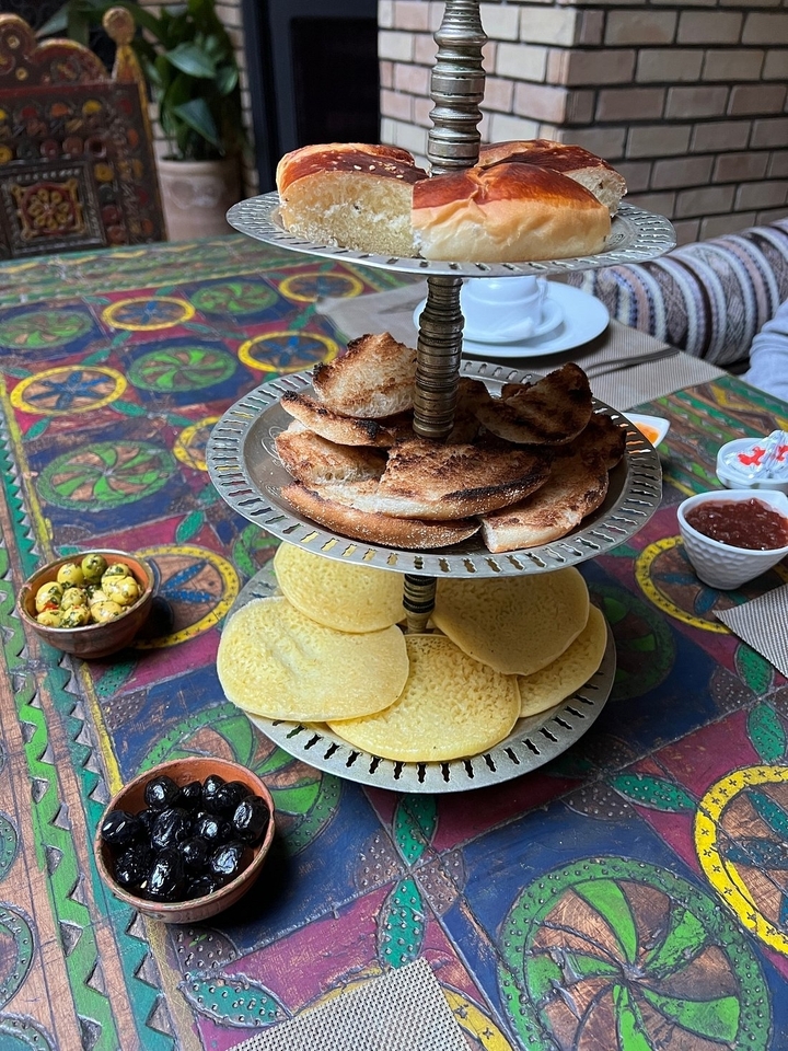Repas traditionnel marocain avec pain et condiments.