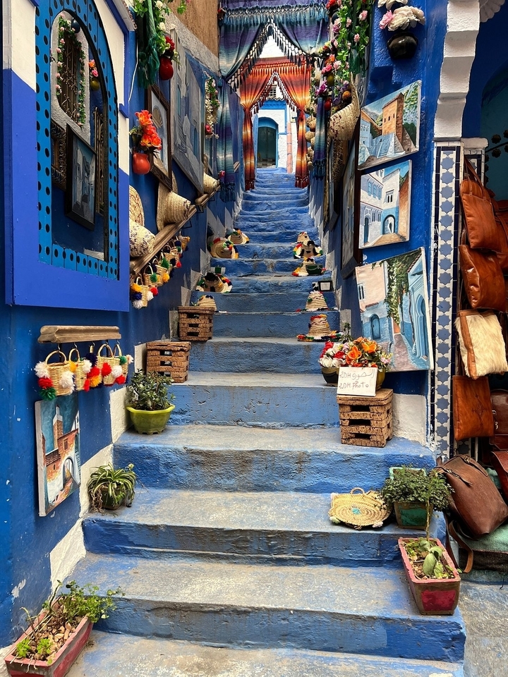 Escaliers peints en bleu avec des décorations traditionnelles.