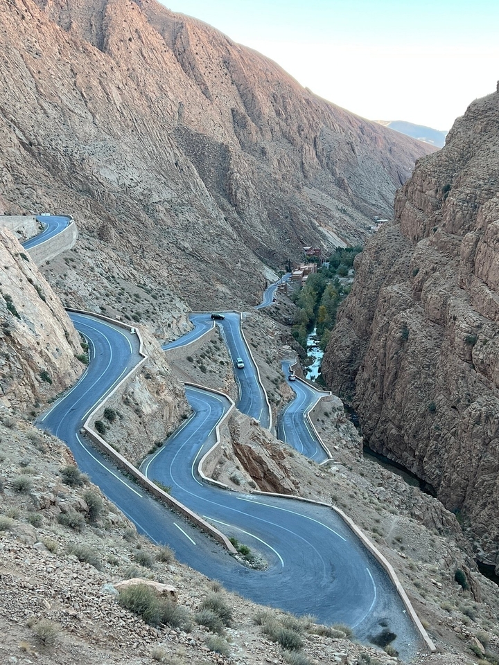 Route sinueuse à travers un terrain montagneux accidenté.