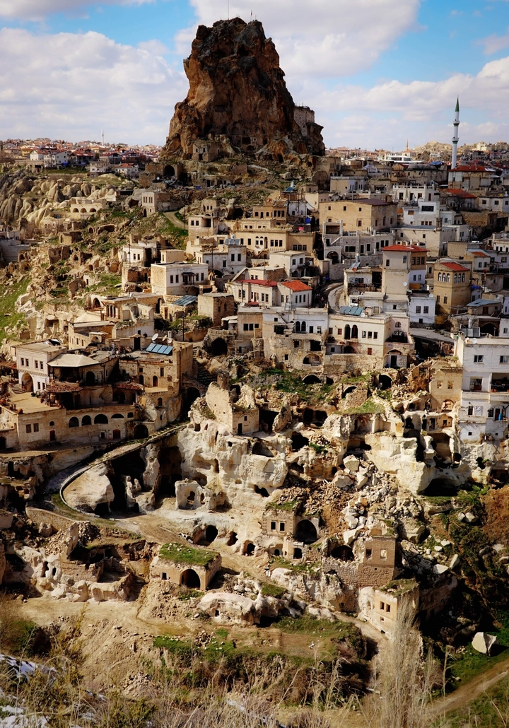 Le paysage unique de la Cappadoce avec ses habitations anciennes.