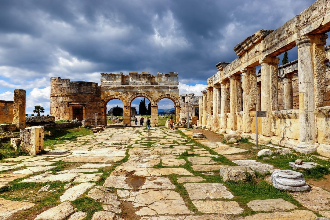 Ruines romaines antiques avec colonnes et arcs.