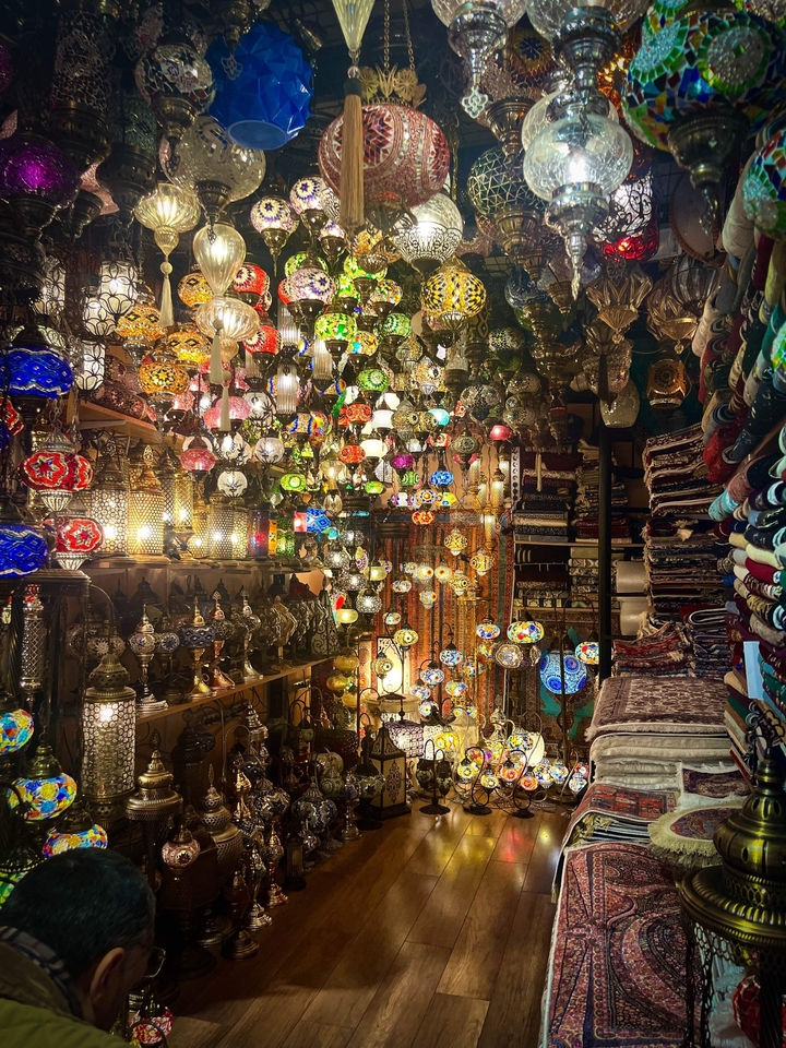 Éventail coloré de lanternes et d'artisanat turc dans une boutique.