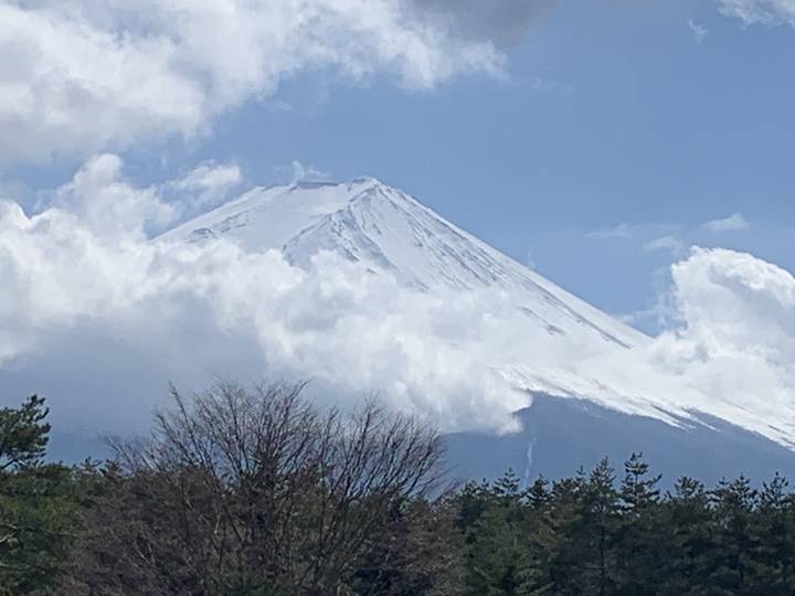 Le mont Fuji avec une couverture nuageuse.
