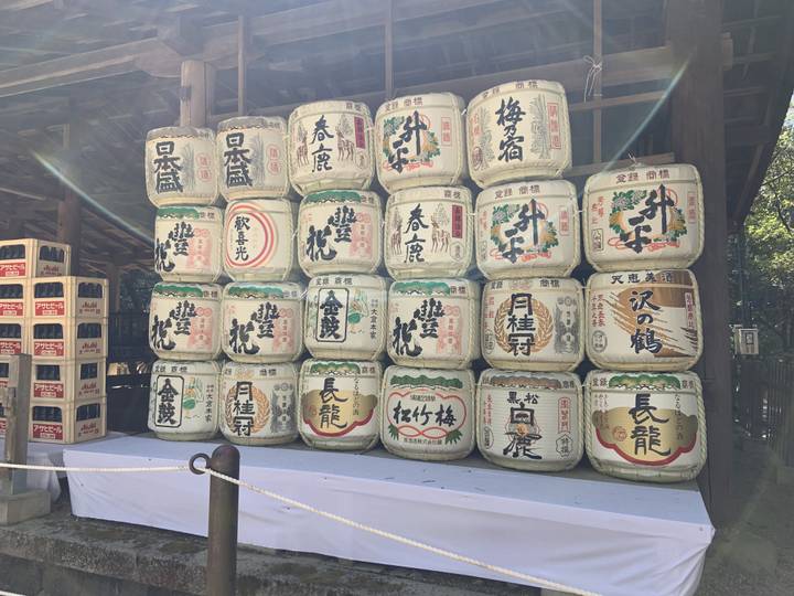 Tonneaux de saké traditionnels empilés dans un sanctuaire.