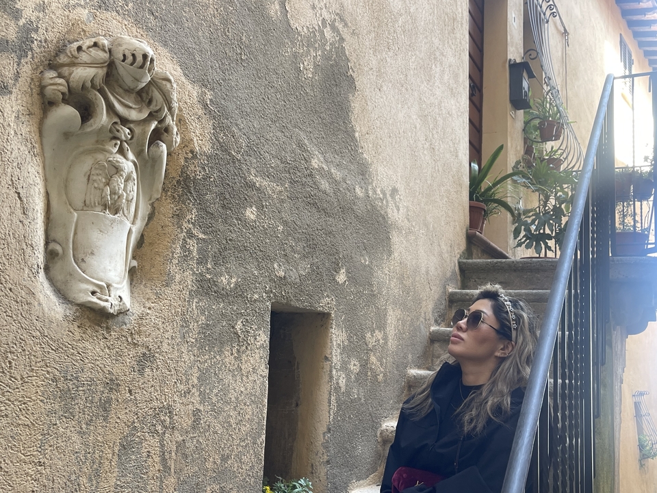 Personne observant une sculpture murale historique.