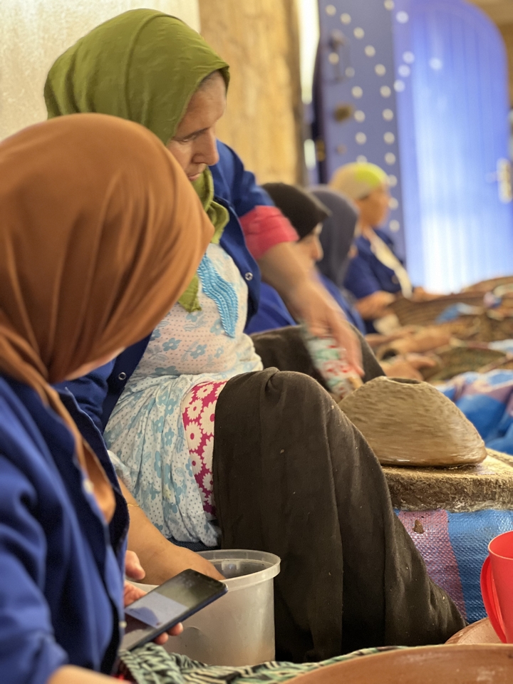 People working with traditional tools.
**French translation:**
Des gens qui travaillent avec des outils traditionnels.