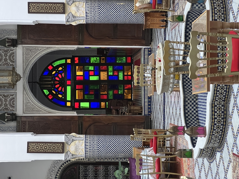 Vitraux colorés et mobilier luxueux.