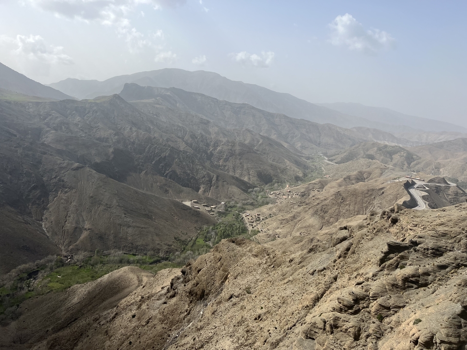 Vue étendue de montagnes rocheuses et de vallées.